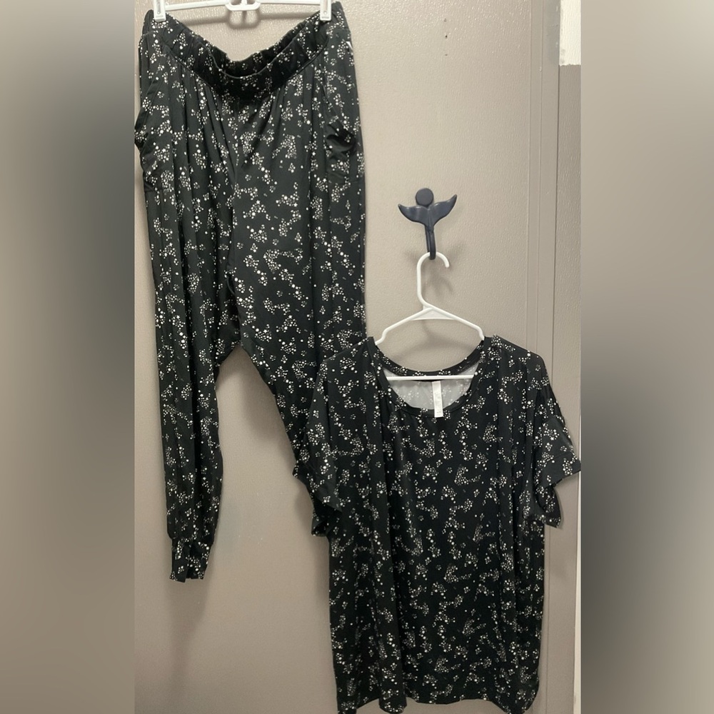 Cacique by Lane Bryant Sleep Set. Cute joggers & short sleeve shirt. Size 18/20